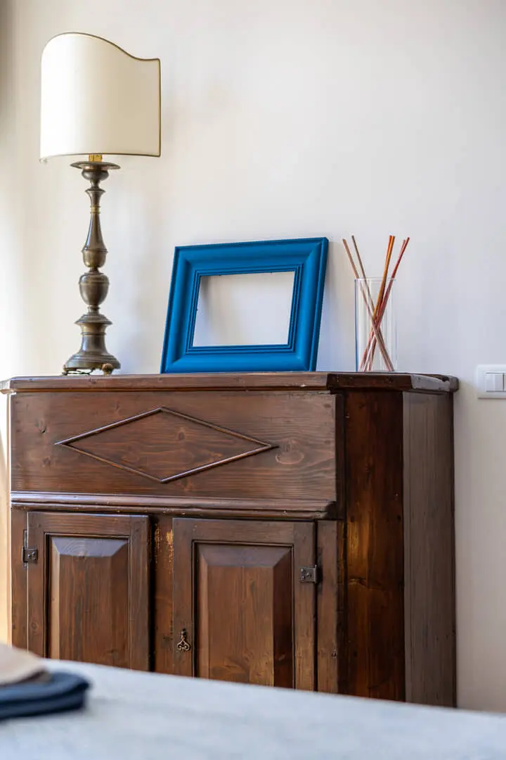 Interno con credenza e lampada