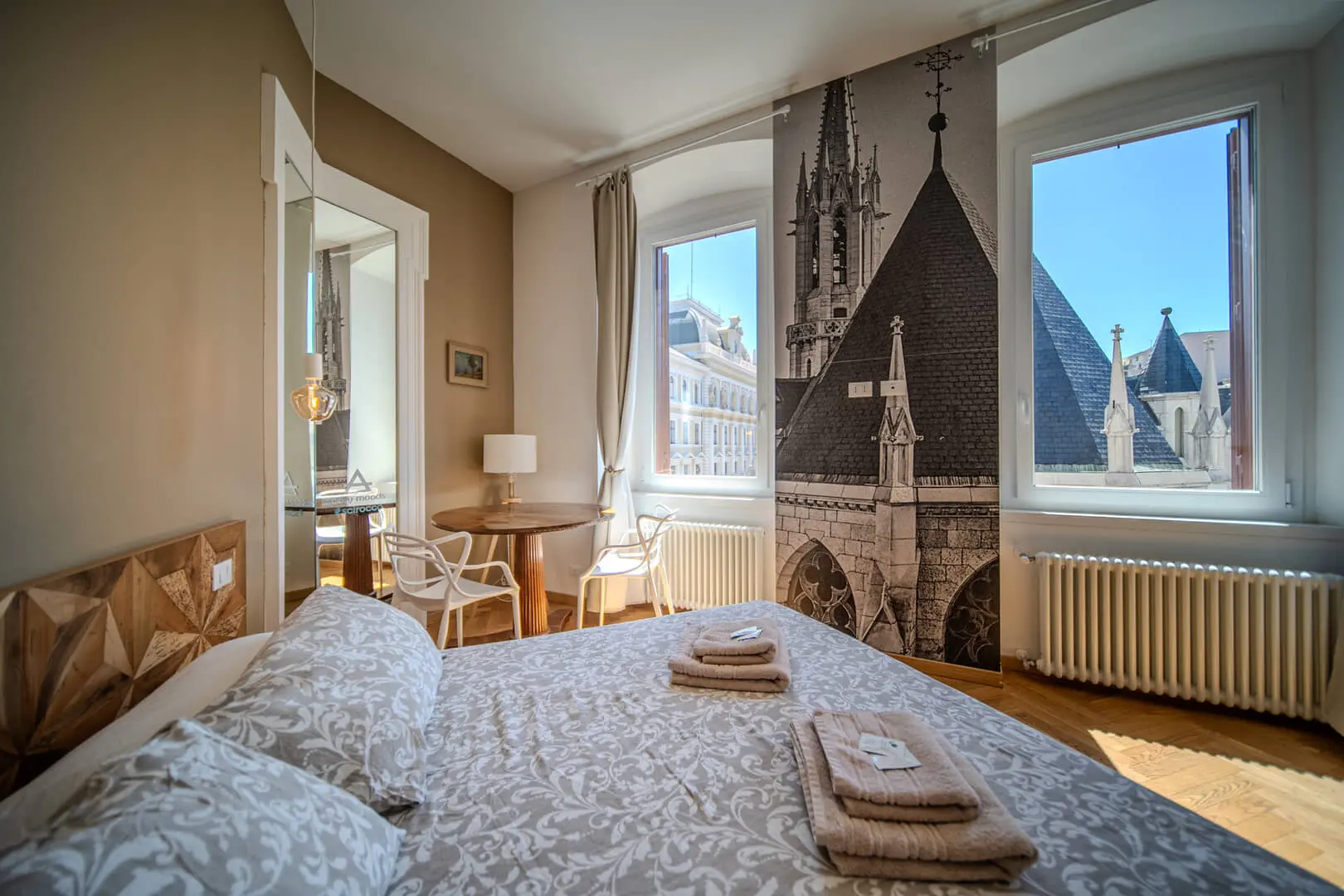 Stanza accogliente con vista chiesa