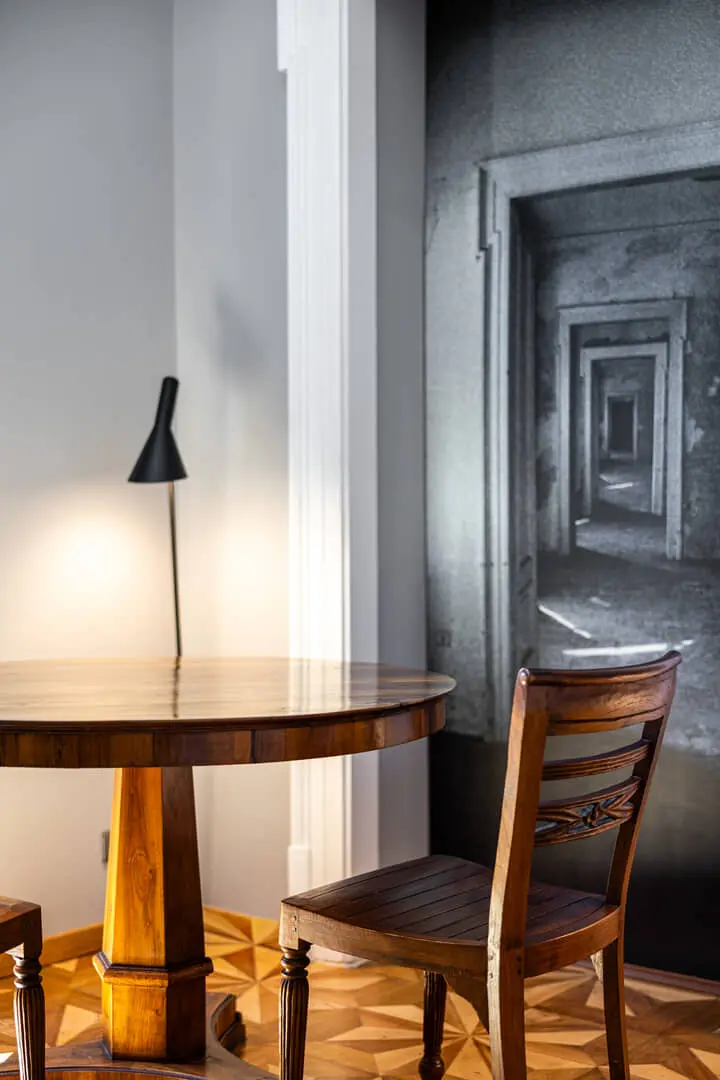 Tavolo e sedia in guesthouse.