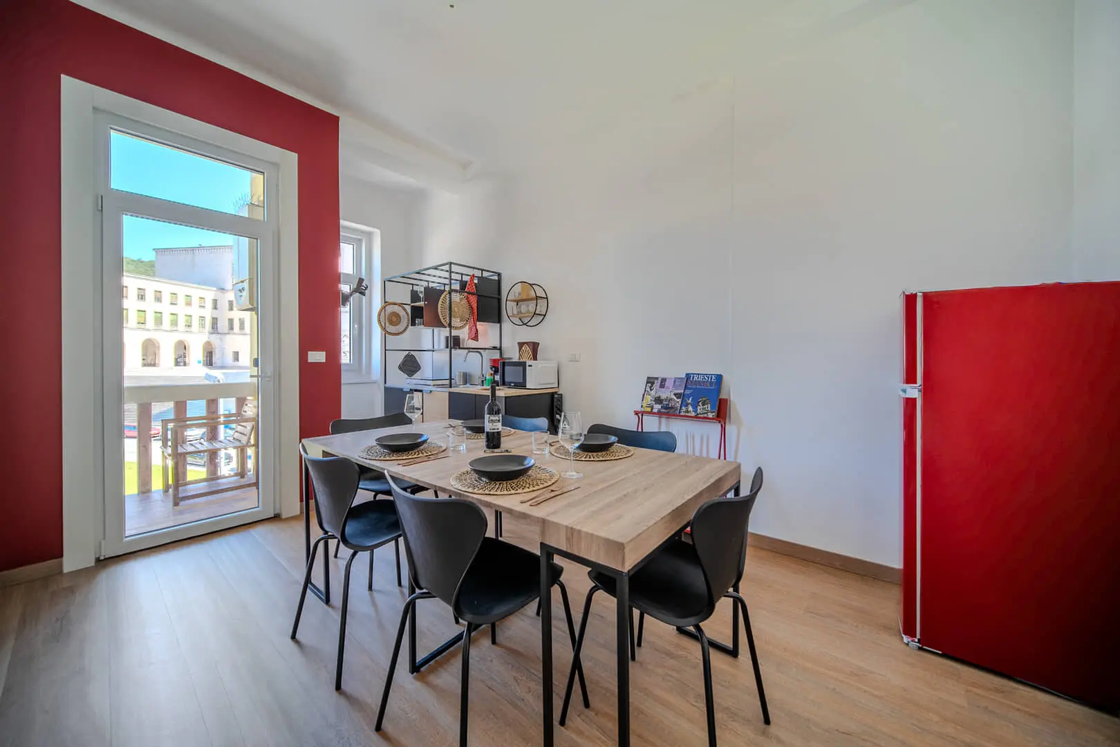 Sala da pranzo luminosa e moderna