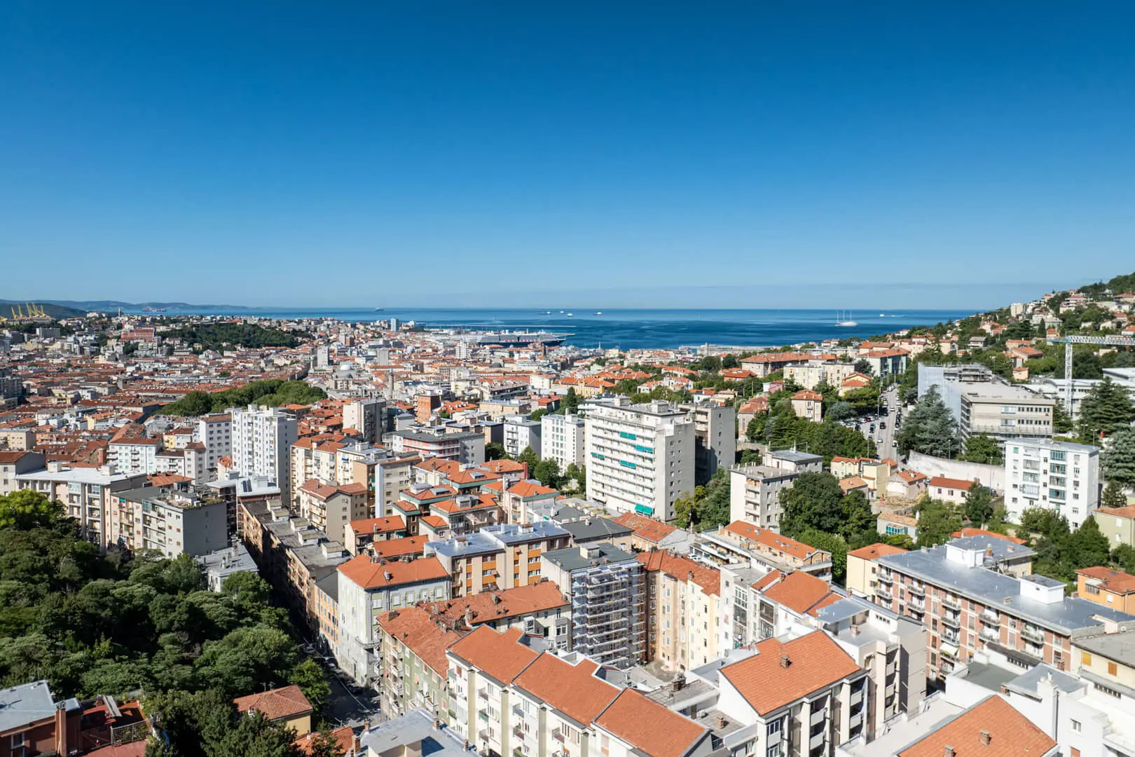 Vista aerea di Trieste e mare
